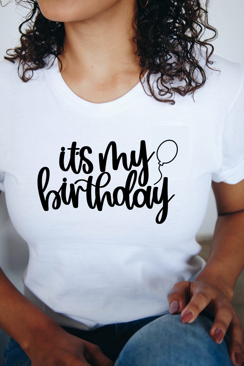 K&ouml;nnte beinhalten: Wei&szlig;es T-Shirt mit schwarzem Text, der "es ist mein Geburtstag" sagt, und einer kleinen schwarzen Ballonillustration.