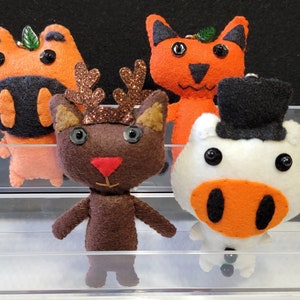 Holiday Cats & Pigs Halloween Fall Winter Christmas (Reindeer, Snowman, Pumpkin, Gingebread) [Cat Kitty Doll Ornament]