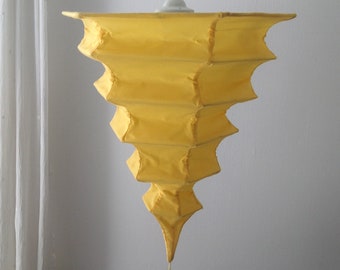Suspension chinoise hexagone en tissu jaune avec pompon