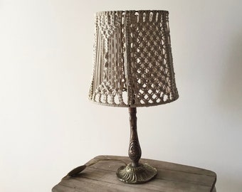 Lampe pied bronze et abat jour macramé