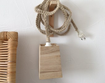 Lámpara portátil artesanal en madera y cuerda.