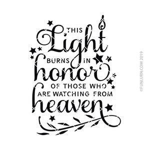 Cette lumière brûle en l’honneur de ceux qui regardent du ciel, dans la mémoire aimante, Memorial Ornament svg, souvenir ,Memory Lantern svg,