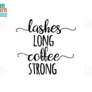 Op de afbeelding: Zwart-witte tekstafbeelding die "lashes long coffee strong" luidt.