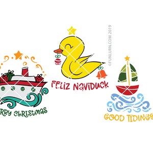Puede incluir: Tres dise&ntilde;os SVG con tem&aacute;tica navide&ntilde;a. El primer dise&ntilde;o presenta un ferry rojo y blanco con regalos verdes y rojos en la cubierta, navegando en olas azules con el texto "Ferry Christmas". El segundo dise&ntilde;o presenta un pato amarillo con un adorno rojo y una campana, con el texto "Feliz Naviduck". El tercer dise&ntilde;o presenta un velero rojo y verde en olas azules con el texto "Good Tidings".