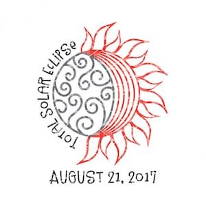 Könnte beinhalten: Ein schwarzes und rotes Grafikdesign einer Sonne mit dem Text "Total Solar Eclipse" und "August 21, 2017".