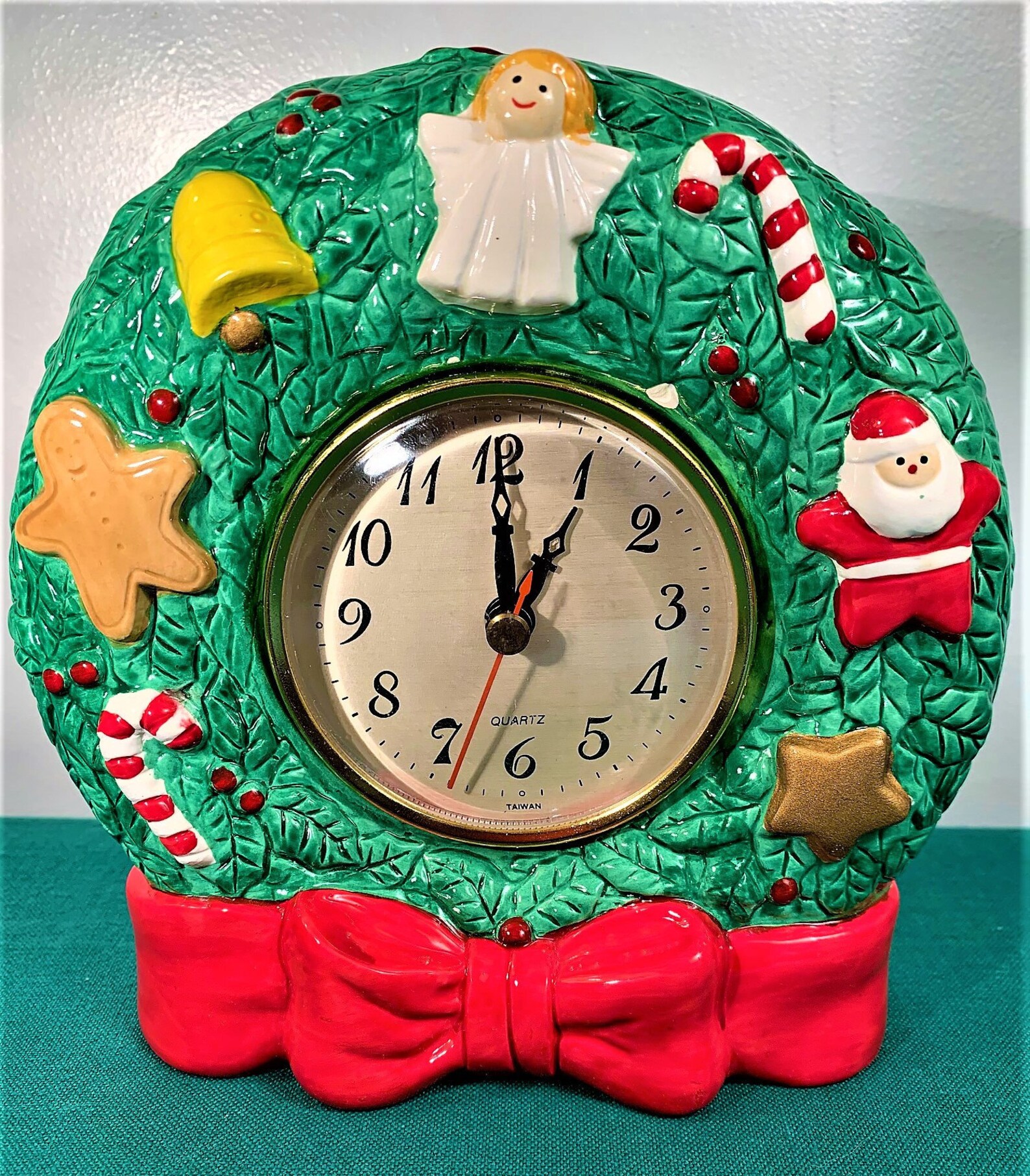 JSNY Christmas Wreath Quartz Clock Sitting Holiday Wreath Etsy
