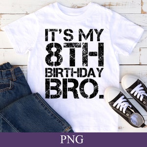 Op de afbeelding: Wit T-shirt met zwarte tekst die "It's My 8th Birthday Bro." zegt.