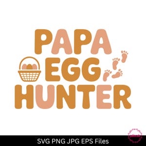 Può includere: Un design grafico con le parole "PAPA EGG HUNTER" in arancione e pesca. È incluso anche un cestino con uova e impronte. La parte inferiore dell'immagine contiene il testo "SVG PNG JPG EPS Files".