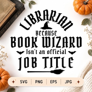 Könnte beinhalten: Ein digitales Grafikdesign mit schwarzem Text, der LIBRARIAN BECAUSE BOOK WIZARD Isn't an official JOB TITLE lautet. Das Design enthält einen Hexenhut, zwei kleine Fledermäuse und ein Besensymbol. Unten zeigt ein Etikett SVG PNG EPS JPG.