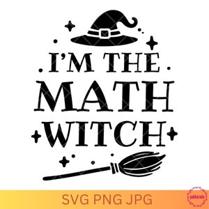 Puede incluir: Diseño gráfico en blanco y negro con un sombrero de bruja, una escoba y el texto "Soy la bruja de las matemáticas".