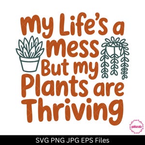 My Life’s a Mess But My Plants Are Thriving SVG - Lustiges Zimmerpflanzen-Zitat-Design für Gärtner und Pflanzenliebhaber - Cricut- und Silhouette-Datei
