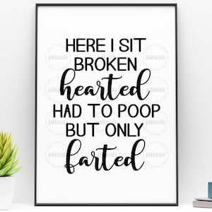 Hier zit ik gebroken hart moest poepen maar alleen scheten Svg, badkamer svg, grappige badkamer tekenen svg, badkamer humor svg, gesneden bestand voor cricut