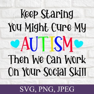 Puede incluir: Un fondo de pared de ladrillo blanco con texto negro que dice "Keep Staring You Might Cure My AUTISM Then We Can Work On Your Social Skill". La palabra "AUTISM" está en colores arcoíris con un corazón azul a cada lado.