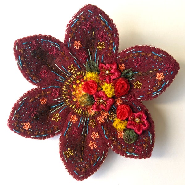 Broche brodée Fleur Fantaisie, broche fleur, broderie à la main.