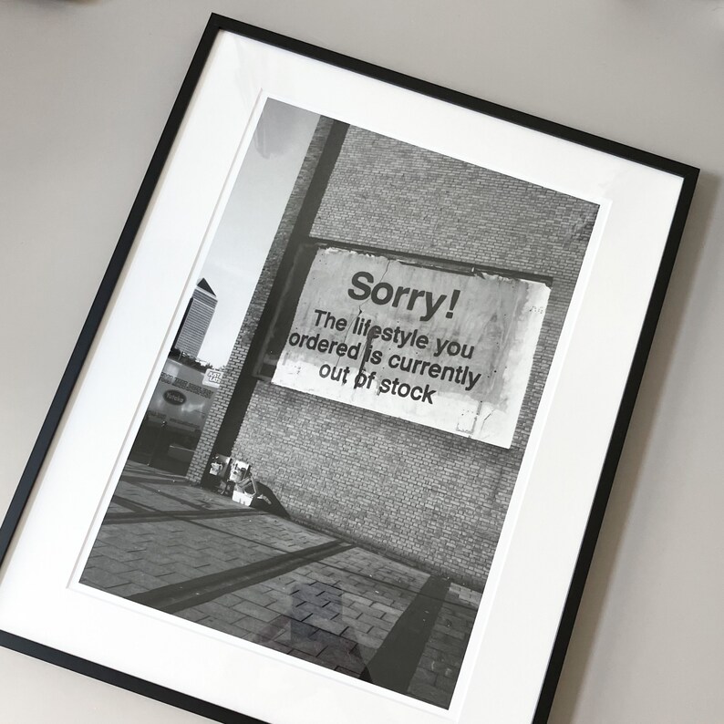 Banksy Street Art Poster A3 Hochwertiger Banksy schwarzweiß Kunstdruck auf mattem Fine Art Papier schönes Geschenk Kunst & Wohndesign mit Rahmen