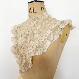vintage / antique lace collar