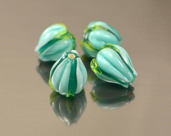 Glasperlen in Blütenform, grüne Smaragdglasknospenperle, Blatt, Frühlingsblumen, handgefertigte Glasperle, Minzblüte, kunstvolle Glasperlen, Schmuckherstellung