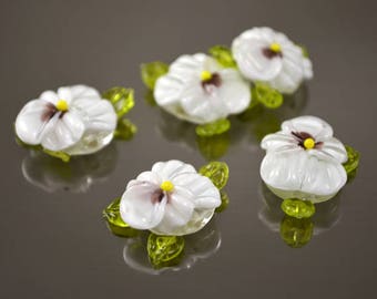 Stiefmütterchen-Glasperlen, Lampwork-Perlen, handgefertigt, florale Lampwork-Perlen, SRA-Perlen, Lampwork-Blumenperlen, weiße Stiefmütterchen-Glasperlen, grüne Blätter, Sommer, Frühling
