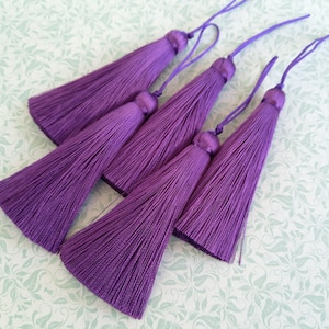Borlas de seda violeta n.° 9 extra gruesas de 7,5 cm (3 pulgadas) con colgantes, dijes violetas para tarjeta de invitación, borla para invitación de boda