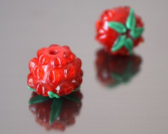 Bayas hechas a mano con cuentas de lampwork, bayas rojas, pequeñas frutas, mora, zarzamora, zarzamora, bayas del bosque, miniatura de vidrio, cesta de bayas.