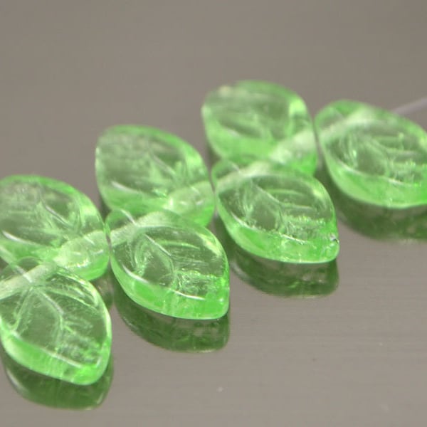 20pcs Peridot Green leaf beads 7*12mm, Czech pressed glass leaves