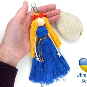 Ukrainische Puppe Schlüsselanhänger, Ständer mit der Ukraine, Blau und Gelb, Symbol der Ukraine, Taschenanhänger, Taschenanhänger, Makramee-Puppe