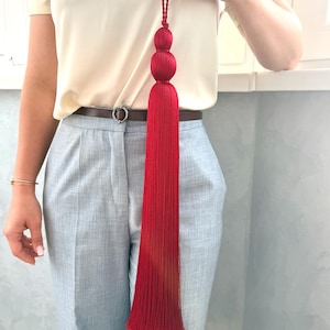 Pompon décoratif rouge de grande taille (50 cm) avec perles, couleur bordeaux, idéal pour suspendre une porte, rideaux et décoration intérieure.