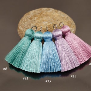 Pampille en soie bleu pastel (4 cm), Pampilles vert menthe, Pampilles bleu ciel, Mini pompons, Petits pompons violets, Pampilles en soie lavande