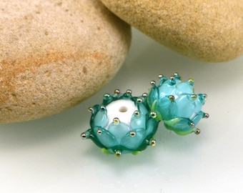 Glasperlen in Blumenform, florale Glasperlen, handgefertigte grüne Glasperlen in Blumenform, grüner Schmuck, Glasblume, smaragdgrüne Silber-Gold-Perle in Blumenform