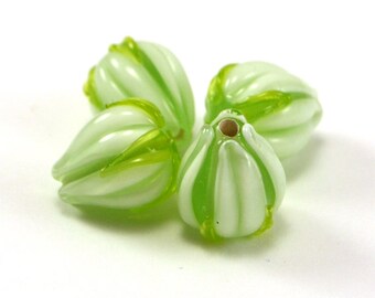 Hellgrüne Blütenperlen, Salatgrüne Blütenperlen, Grüne Blütenperlen aus Glas, Handgefertigte Glasperlen, Glasperlen für Schmuck