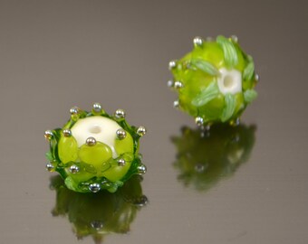 Peridotgrüne Glasblumenperlen, handgefertigte Glasperlen, Frühlingsgrün, Hellgrün, Perlen für Schmuck, DIY-Schmuckzubehör, florale Glasblumen