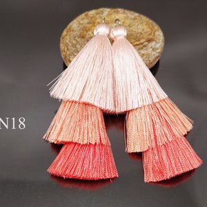 Pompons superposés pêche, pompons superposés beiges, 3 couches multicolores, pompons en soie, triple pompons, pompons colorés, boucles d'oreilles amusantes d'été