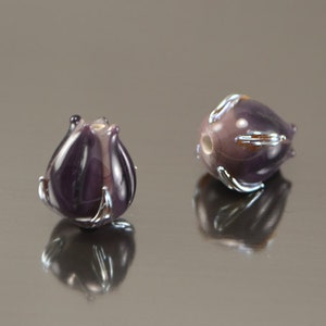 violette silberfarbene Lampwork Perlen Blütenknospen, handgefertigte Glasperlen, handgemachte Glasperlen, Blütenset