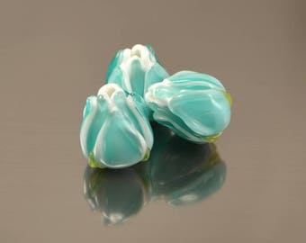 Smaragdgrüne Glasperlen, handgefertigte Blumenperlen, florale Glasschmuckherstellung, Kunsthandwerksperlen, Glas, grünes Blatt, Frühlingsgarten, frischer grüner Sommer.