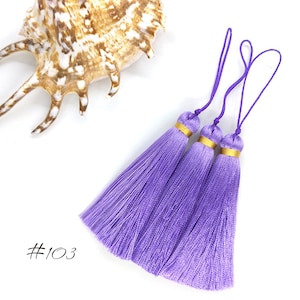 Könnte beinhalten: Drei violette Seidenquasten mit goldenen Akzenten und violetten Schnüren. #103