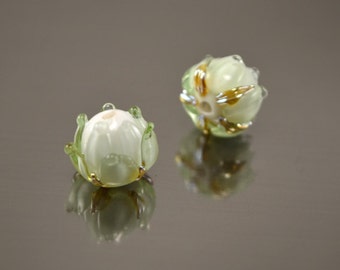 Glasperlen in Lampwork-Form: Blütenförmige Lampwork-Perlen, Knospenförmige Lampwork-Perlen, Lampwork-Glasperlen, handgefertigte Lampwork-Perlen, transparente hellgrüne Perlen