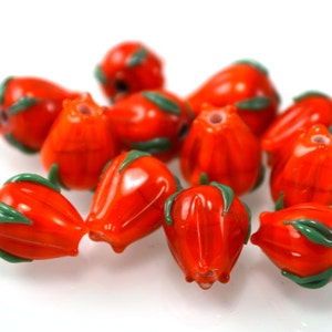 Perles rouges au chalumeau faites à la main, perles florales en verre, faites main au chalumeau, perles lumineuses artisanales pour la fabrication de bijoux, tulipe romantique, fleur rose
