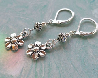 Daisy Earrings / Beaded Earrings / Vintage Earrings / Flower Earrings / Silver Earrings / Boho Earrings