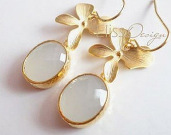 Boucles d'oreilles de mariée, boucles d'oreilles ORCHIDS, Boucles d'oreilles en or d'opale blanche, Boucles d'oreilles d'orchidée blanche. Boucle d'oreille en cristal. Boucles d'oreilles de mariée blanc, cadeau de demoiselle d'honneur