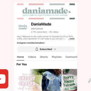 以下が含まれることがあります： 「daniamade.」というテキストと「you're right on time! I'm about to start crafting.」というテキストが書かれたYouTubeチャンネルの横断幕。横断幕はピンクとグリーン。チャンネル名は「DaniaMade」で、チャンネル登録者数は2,71K人、動画数は82本。チャンネル名の下に「Hey!! Welcome to the crafty corner of Youtube full of fun DIYs, crafts, and inspiration! If I can make it you can too! Let...more」というテキストが書かれている。「instagram.com/daniamadeco」というテキストは、歓迎メッセージの下にある。チャンネルには「登録」ボタンがある。チャンネルには、ホーム、ビデオ、ショート、プレイリスト、コミュニティというオプションのメニューがある。メニューの下には「あなたへ」というテキストが書かれている。画像は、3つの動画のサムネイルを表示している。最初のサムネイルは、「iron on Cricut Crafts craft with me」というテキストが書かれたクラフトプロジェクトを示している。2番目のサムネイルは、背面に白いデザインが施されたデニムジャケットを示している。3番目のサムネイルは、「Sorry Santa I drank the milk」というテキストが書かれた白いTシャツを示している。