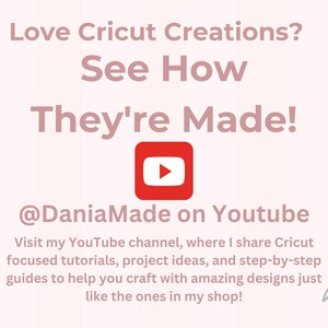 以下が含まれることがあります： ピンクと白のグラフィックで、「Love Cricut Creations? See How They're Made!」というテキストと赤いYouTube再生ボタンのアイコンがあります。「@DaniaMade on Youtube」というテキストはアイコンの下にあります。「Visit my YouTube channel, where I share Cricut focused tutorials, project ideas, and step-by-step guides to help you craft with amazing designs just like the ones in my shop!」というテキストはテキストの下にあります。「db」というテキストはグラフィックの右下隅にあります。