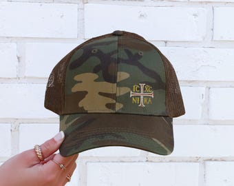Jesus Christ Conquers Camo Trucker-keps, broderad kors-snapback (bomullsblandning)