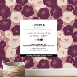 Puede incluir: Diseño de papel pintado sin costuras con grandes patrones florales en borgoña y blanco roto. El diseño incluye el texto "NASTURTIUM BURGUNDY" y "Handcrafted Large Scale Seamless Pattern". Una cesta de mimbre está delante del papel pintado.