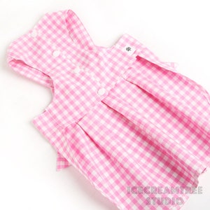 Puede incluir: Vestido de perro de cuadros vichy rosa y blanco con cierre de bot&oacute;n y un lazo en la espalda. El vestido est&aacute; hecho de una tela suave y c&oacute;moda y es perfecto para el uso diario.