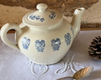 Teiera in ceramica di Saint Uze, realizzata in ghisa tipica della regione della Drôme, decorata con fiori e fregi arabeschi.
