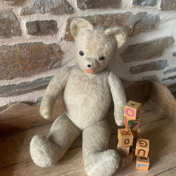Großer alter Bär, altes Teddybärspielzeug in gutem Zustand