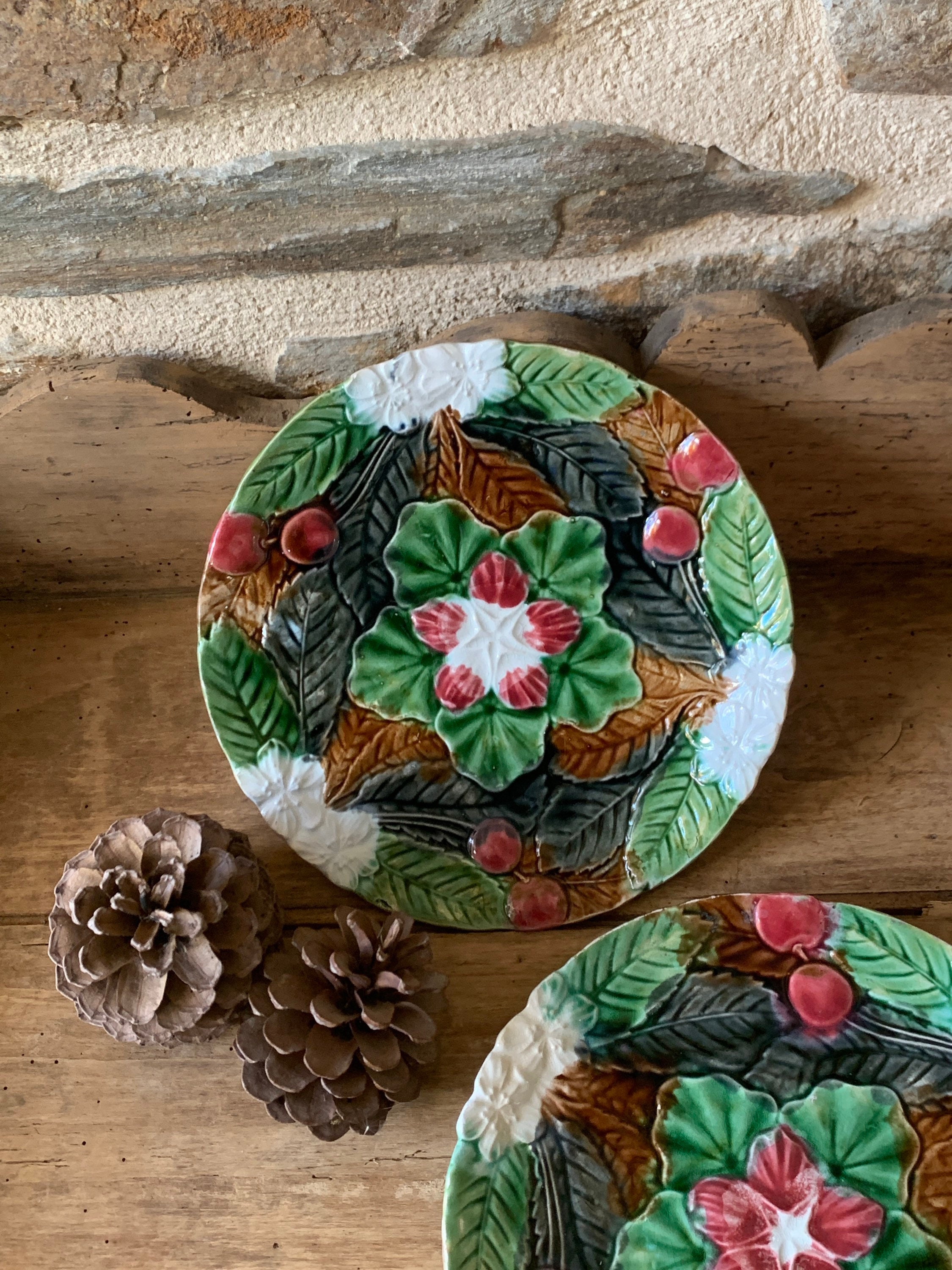 Assiette Decorative en Barbotine Majolica Orchies Au Décor de Feuillage et Cerises, Assiette Majoliq