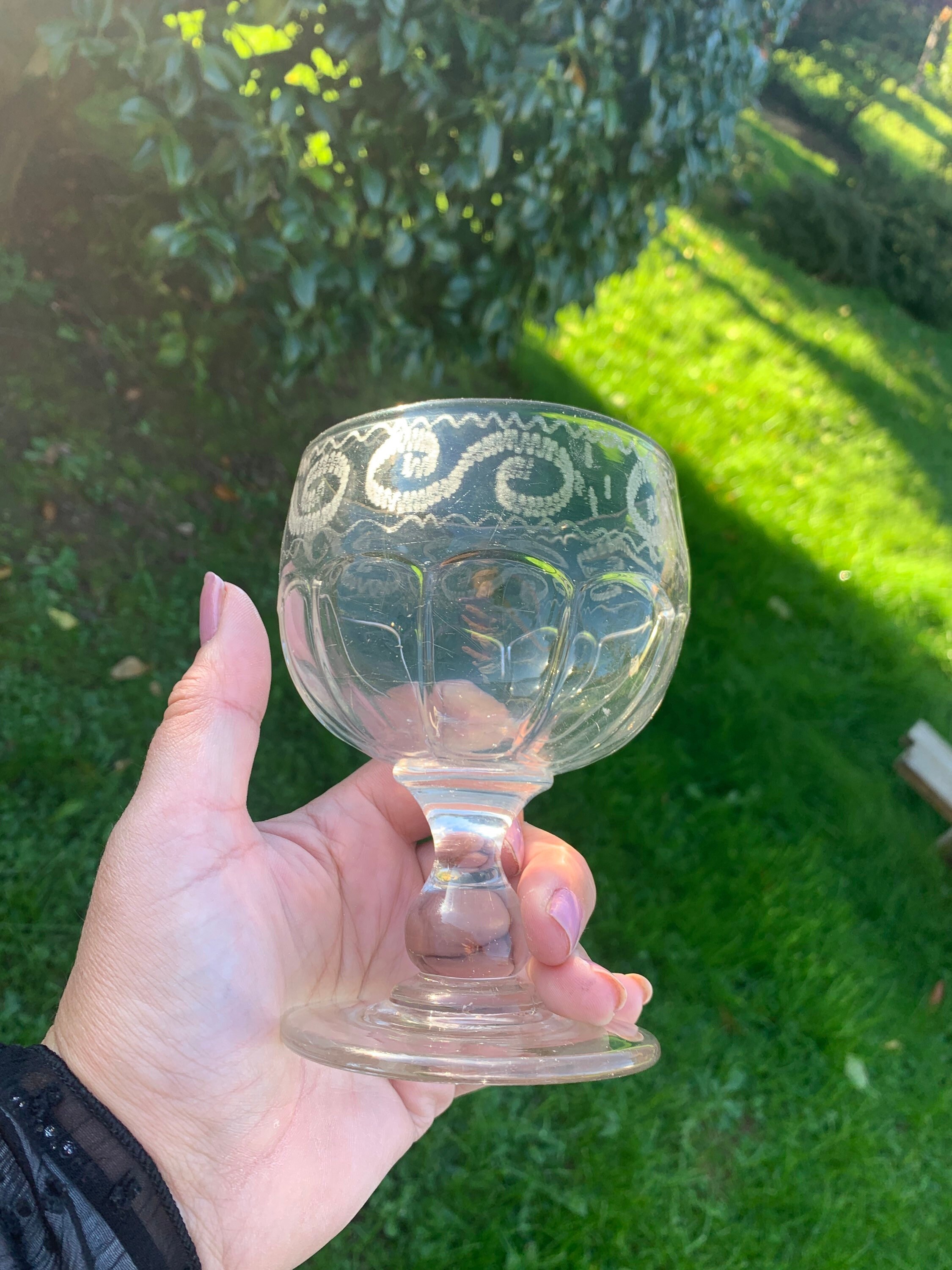 Verre Ancien Côtelé Gravé Au Sable avec Frise d'arabesques , Verre à Facettes Moulé Sable