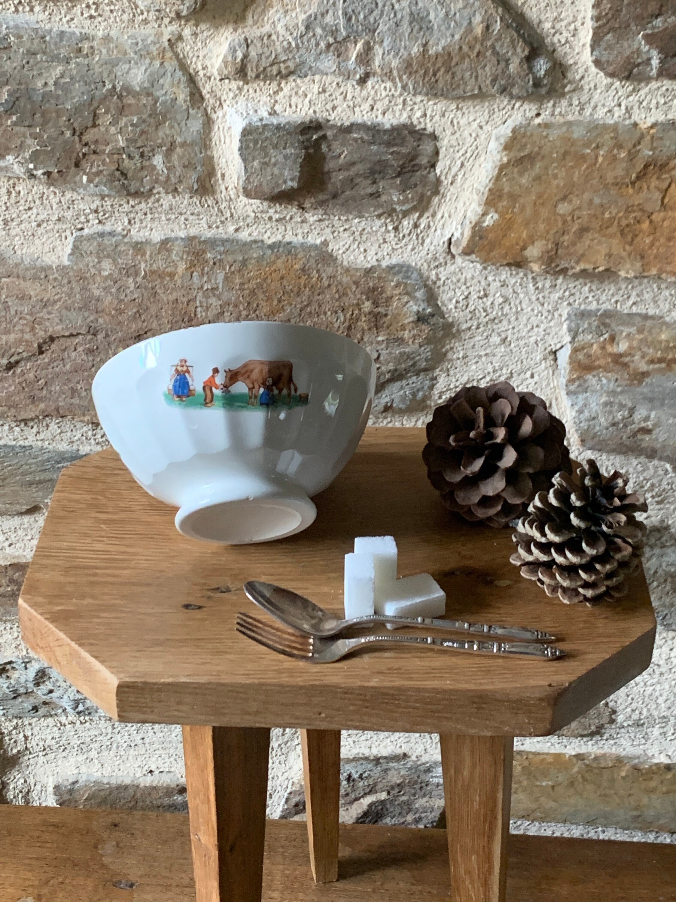 Bol Ancien de Grand Mère Côtelé à Facettes Au Décor Vache,