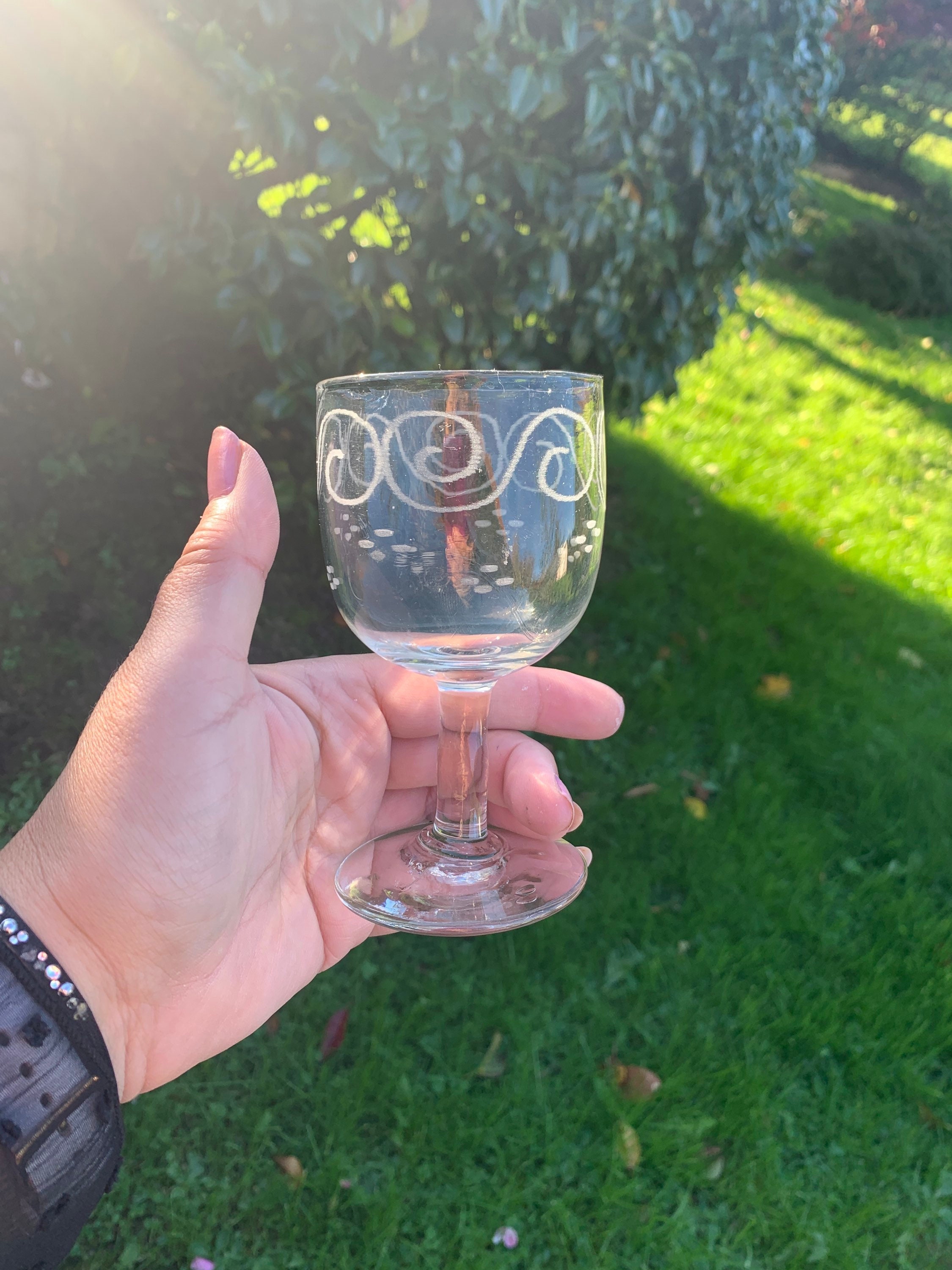 Verre Ancien Côtelé Gravé Au Sable avec Frise d'arabesques , Verre à Facettes Moulé Sable